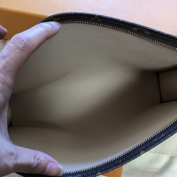🌼🌼Authentic🌼🌼 Louis Vuitton Toiletry 26 + Strap - Picture 6 of 9